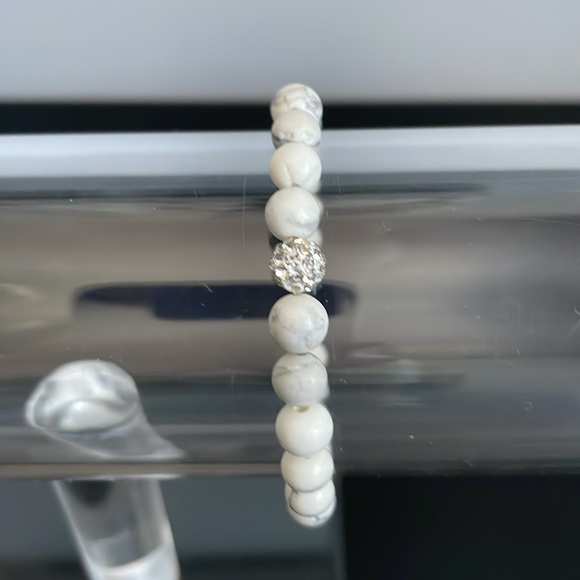 Hand made grey and white marble stretch bracelet - Picture 3 of 4